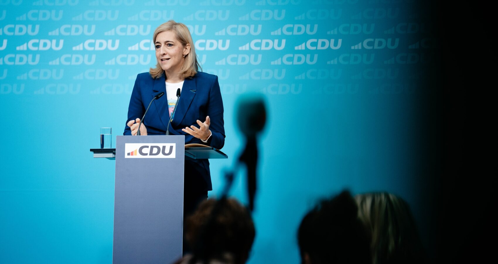 Gesundheitsministerin Nina Warken und die stv. CDU-Generalsekretärin Christina Stumpp diskutieren mit Frauen bei WOMEN@CDU #Kommunales. (Foto: Steffen Böttcher) Gesundheitsministerin Nina Warken und die stv. CDU-Generalsekretärin Christina Stumpp diskutieren mit Frauen bei WOMEN@CDU #Kommunales. (Foto: Steffen Böttcher)