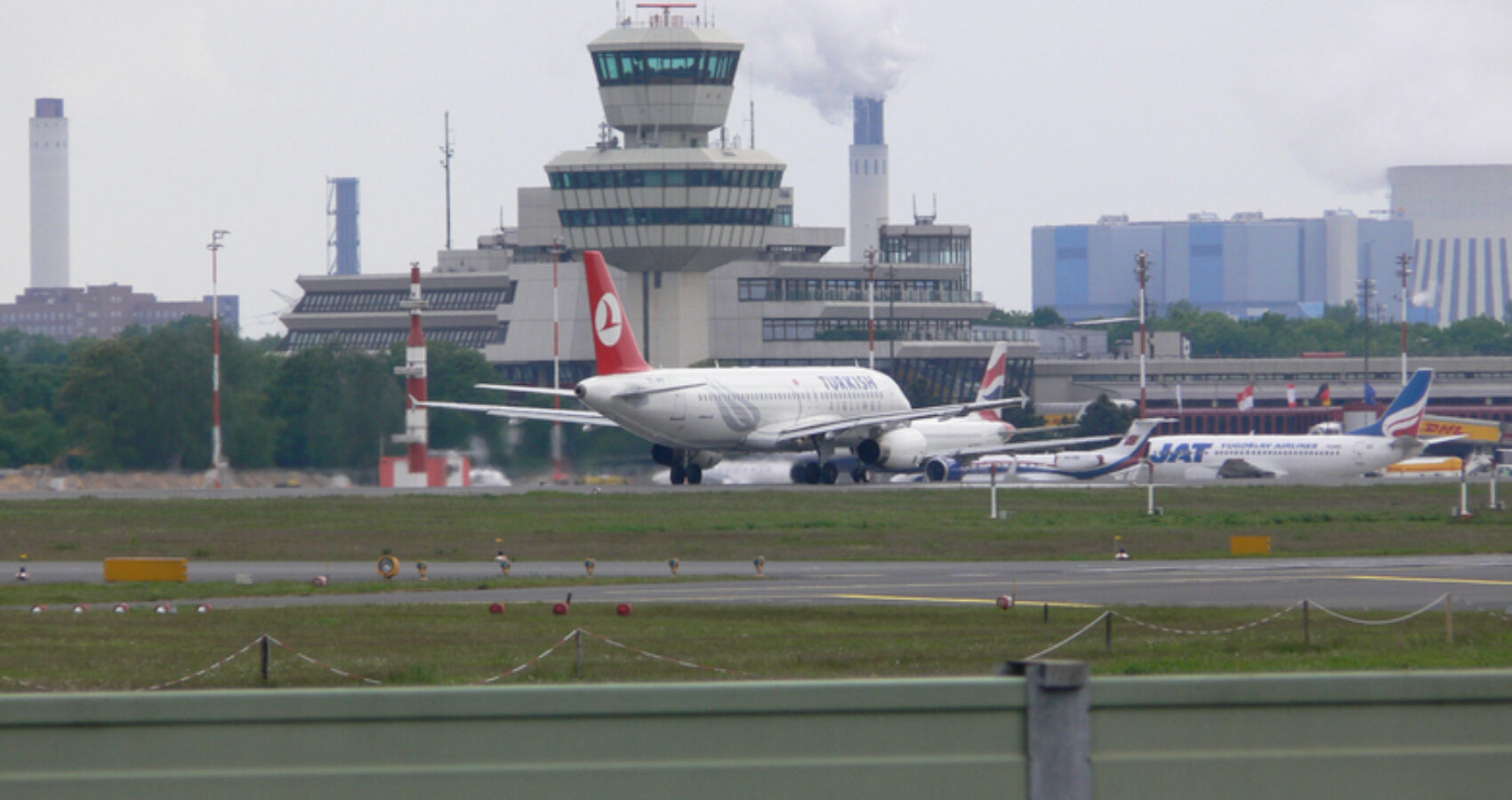 Flughafen und Radarturm