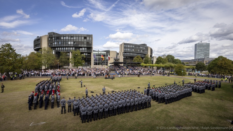 Gelbnis der Bundeswehr vor dem NRW-Landtag in Dsseldorf